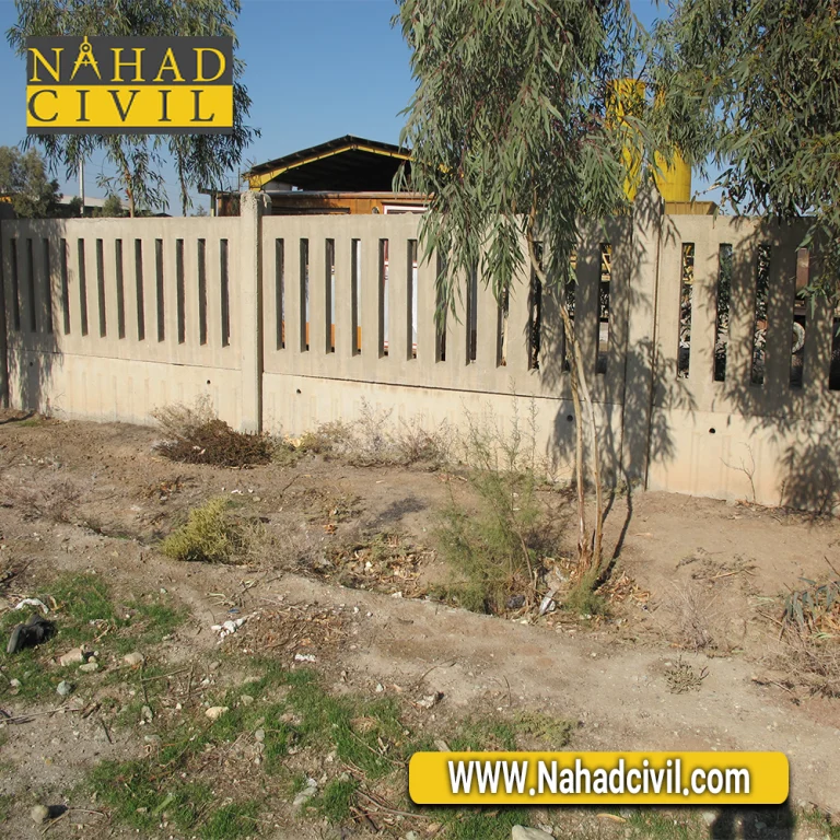 دیوار بتنی آماده نصب شده در محوطه صنعتی