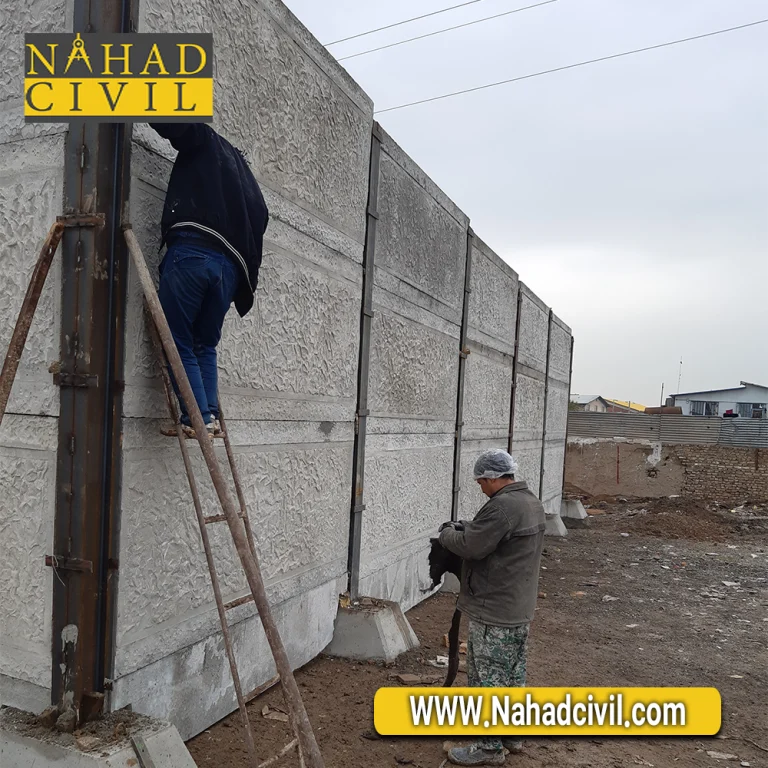دیوار بتنی آماده نصب شده در محوطه صنعتی