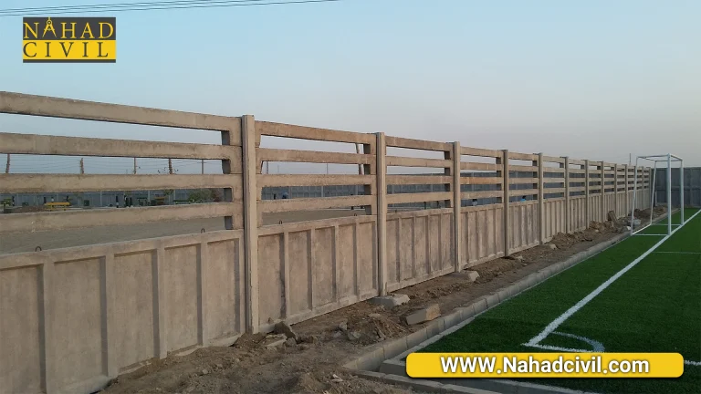 دیوار بتنی آماده نصب شده در محوطه صنعتی
