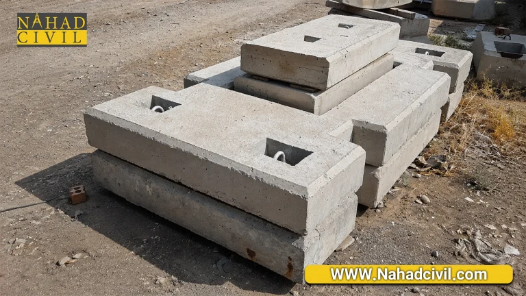 نمای نزدیک از قلاب‌ های حمل فلزی نصب‌شده روی قطعه بتنی پیش ساخته